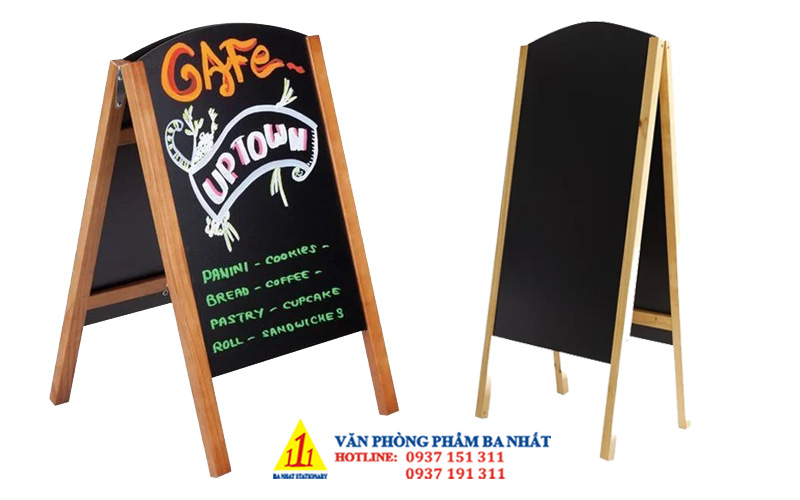 bảng menu đen viết phấn chân đứng
